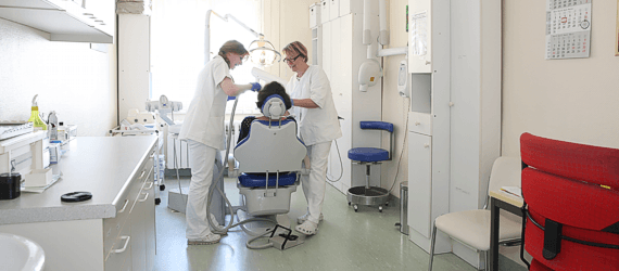 Zahnärztlicher Behandlungsraum mit Behandlungsstuhl